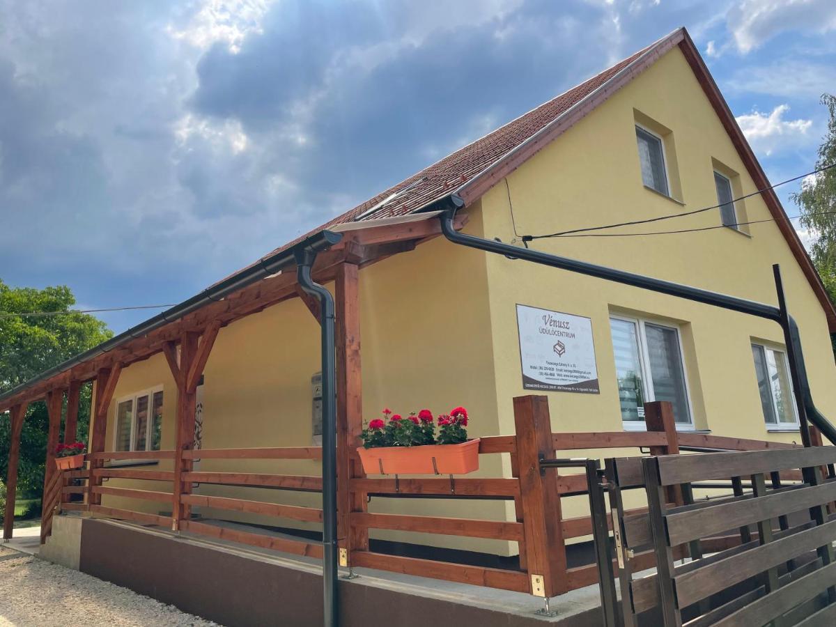 Venusz Ueduelocentrum Tiszacsege エクステリア 写真